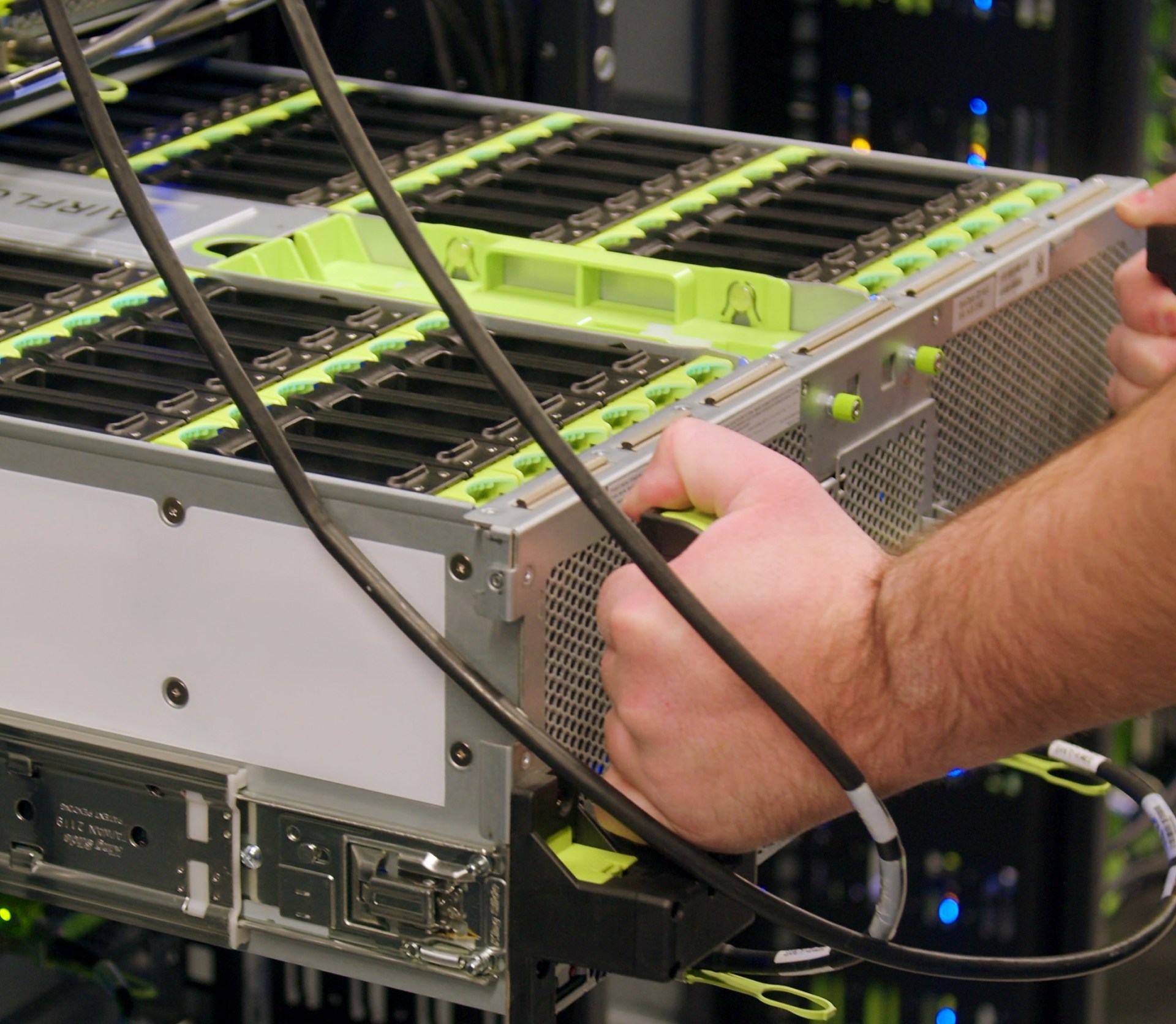 Racks de servidores en un centro de datos de Meta